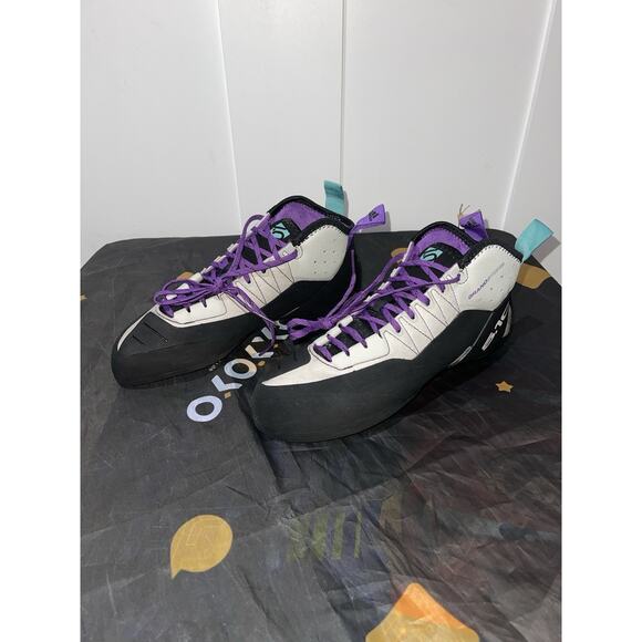 New Men’s Sz 9.5 Adidas 5.10 Five Ten Grandstone Climbing Shoes Black Purple.